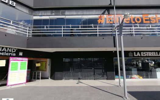 Local de 200 m2 en renta en Plaza San Miguel $57,165 (salida a Charo)