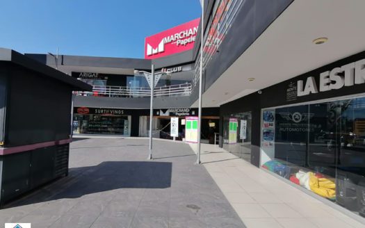 Local de 200 m2 en renta en Plaza San Miguel $57,165 (salida a Charo)