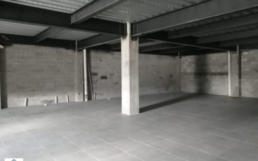 Local de 200 m2 en renta en Plaza San Miguel $57,165 (salida a Charo)