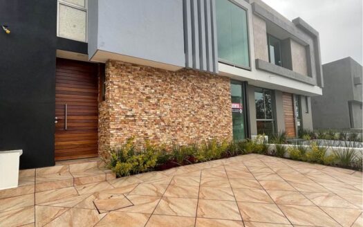 CASA EN VENTA FRACC. ALTOZANO 4 HABITACIONES $4,190,000