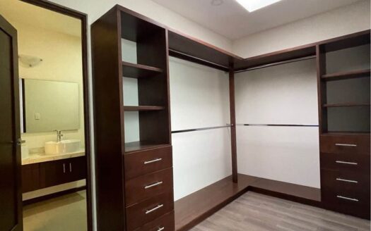 CASA EN VENTA FRACC. ALTOZANO 4 HABITACIONES $4,190,000