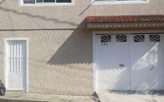 Casa en venta con 2 departamentos en Col. Lomas de Santiaguito $2,100,000