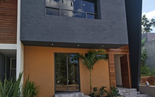 CASA EN VENTA EN FRACC. PRIVADO VISTAS DE ALTOZANO $4,690,000