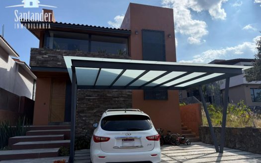 CASA EN VENTA EN CLUB DE GOLF ALTOZANO $8,000,000