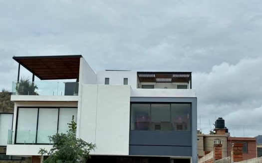 CASA NUEVA EN RENTA EN FRACC. VESTA DEL MONTE $18,000 INCLUYE MTO