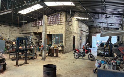 BODEGA EN VENTA CON LOCALES COMERCIALES COL. EL LAGO II $6,200,000