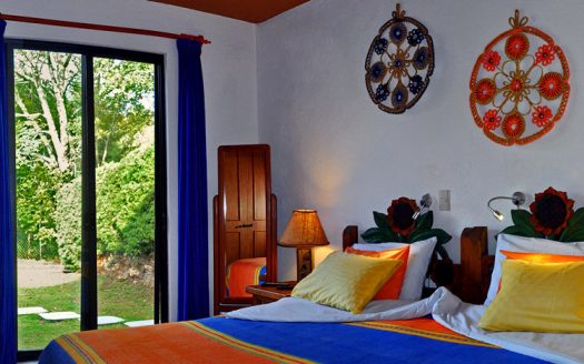 PROPIEDAD CON VISTA AL LAGO DE ZIRAHUÉN EN COPÁNDARO $7,000,000