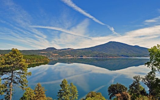 PROPIEDAD CON VISTA AL LAGO DE ZIRAHUÉN EN COPÁNDARO $7,000,000