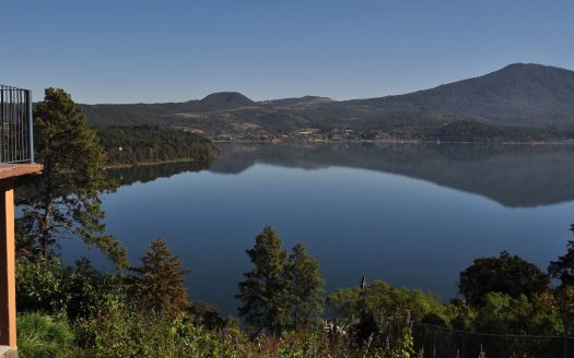 PROPIEDAD CON VISTA AL LAGO DE ZIRAHUÉN EN COPÁNDARO $7,000,000
