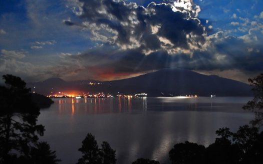 PROPIEDAD CON VISTA AL LAGO DE ZIRAHUÉN EN COPÁNDARO $7,000,000