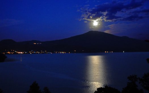 PROPIEDAD CON VISTA AL LAGO DE ZIRAHUÉN EN COPÁNDARO $7,000,000
