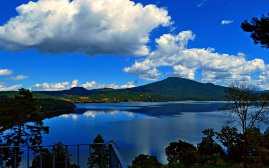 PROPIEDAD CON VISTA AL LAGO DE ZIRAHUÉN EN COPÁNDARO $7,000,000