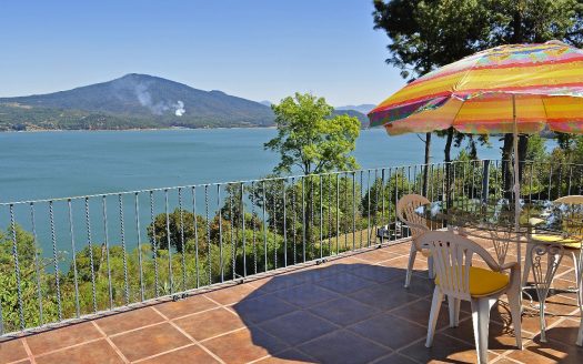 PROPIEDAD CON VISTA AL LAGO DE ZIRAHUÉN EN COPÁNDARO $7,000,000