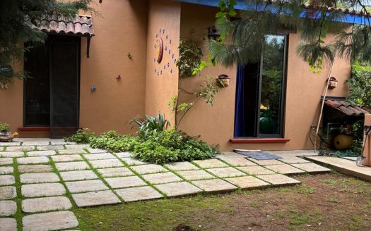 PROPIEDAD CON VISTA AL LAGO DE ZIRAHUÉN EN COPÁNDARO $7,000,000