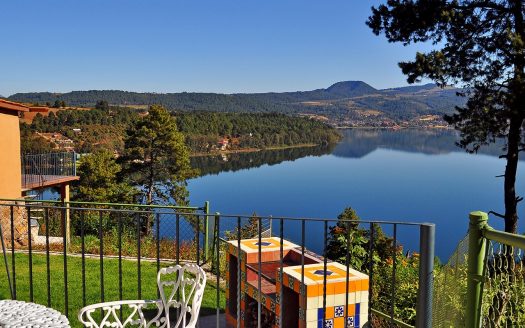 PROPIEDAD CON VISTA AL LAGO DE ZIRAHUÉN EN COPÁNDARO $7,000,000