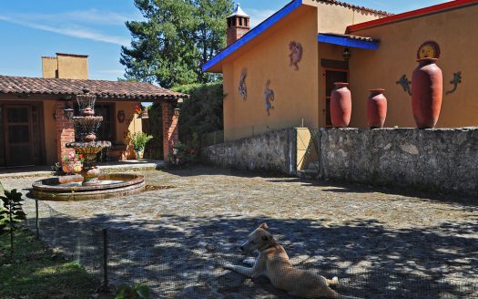 PROPIEDAD CON VISTA AL LAGO DE ZIRAHUÉN EN COPÁNDARO $7,000,000