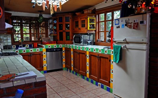 PROPIEDAD CON VISTA AL LAGO DE ZIRAHUÉN EN COPÁNDARO $7,000,000