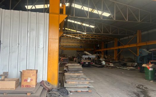 Bodega en Renta sobre Carretera Morelia–Salamanca | 1,215 m² | Esquina | Tráilers | Oficinas | $90,000 MXN