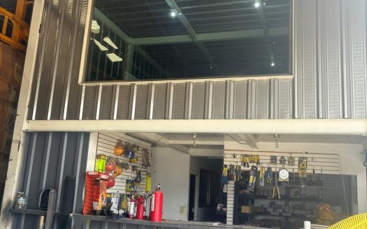 Bodega en Renta sobre Carretera Morelia–Salamanca | 1,215 m² | Esquina | Tráilers | Oficinas | $90,000 MXN