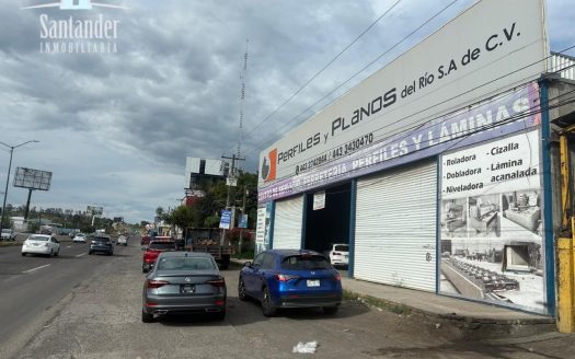 Bodega en Renta sobre Carretera Morelia–Salamanca | 1,215 m² | Esquina | Tráilers | Oficinas | $90,000 MXN