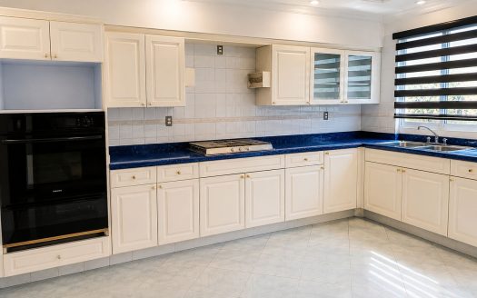Residencia de Oportunidad en Venta – Loma de Santa María