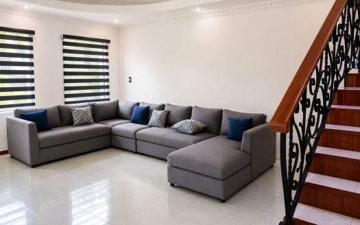 Residencia de Oportunidad en Venta – Loma de Santa María