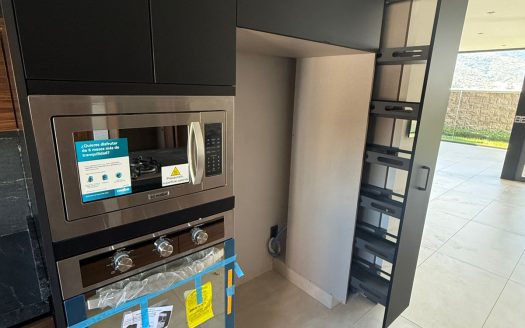 Casa moderna con acabados de lujo en Tres Marías