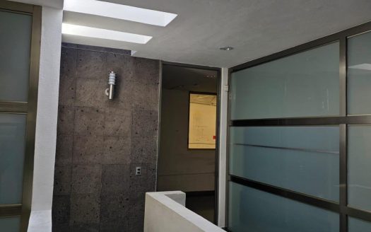 Bodega con oficinas y local comercial en renta
