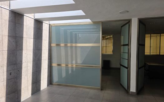 Bodega con oficinas y local comercial en renta