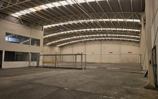 Bodega con oficinas y local comercial en renta