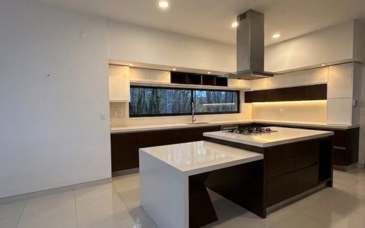 Residencia de lujo con vista boscosa – Altozano