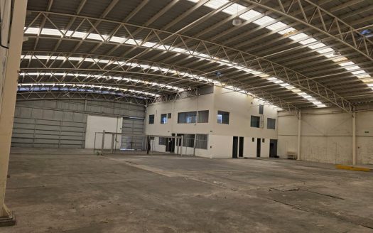 Bodega con oficinas y local comercial en renta