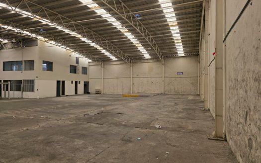 Bodega con oficinas y local comercial en renta