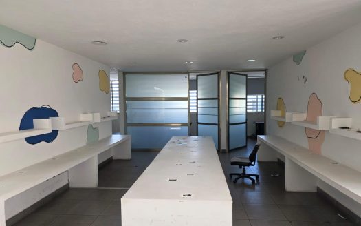 Bodega con oficinas y local comercial en renta