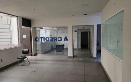 Bodega con oficinas y local comercial en renta