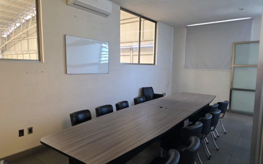 Bodega con oficinas y local comercial en renta