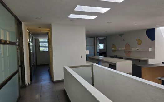 Bodega con oficinas y local comercial en renta